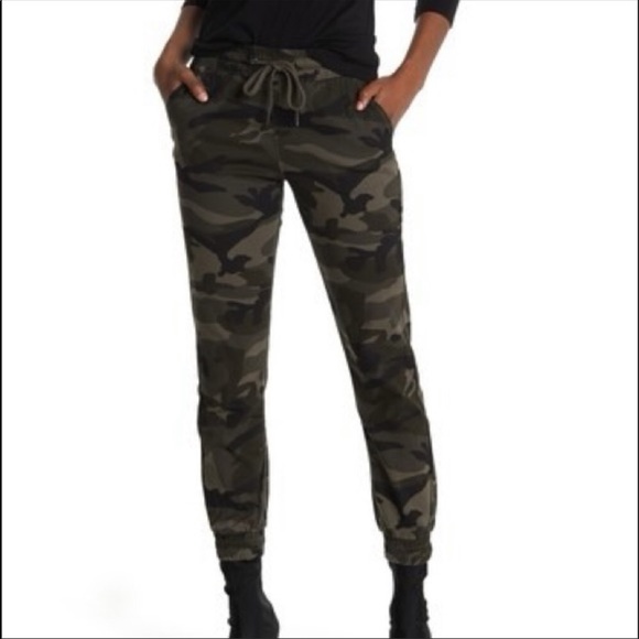 Camo women’s joggers with drawstrings and pockets - Picture 4 of 5